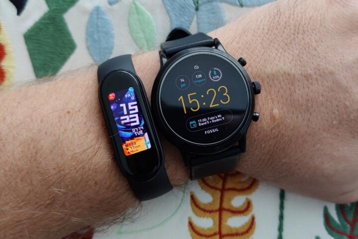 Smartwatch vs Fitness Tracker: Which One Do You Actually Need?